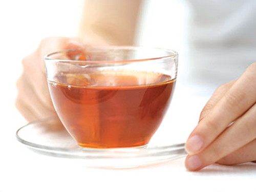 Uống nhiều trà. Nếu như thai phụ uống quá nhiều trà sẽ ảnh hưởng tới việc hấp thu sắt của cơ thể. Ngoài ra trong thành phần của lá trà xanh còn có chất kích thích, uống quá đặc sẽ dẫn đến mất ngủ, nhịp tim đập nhanh… qua đó gián tiếp ảnh hưởng tới sức khỏe thai nhi. Một nghiên cứu tại Nhật Bản cho thấy, nếu mỗi ngày thai phụ dùng 5 chén trà đặc, sẽ làm giảm trọng lượng thai nhi.