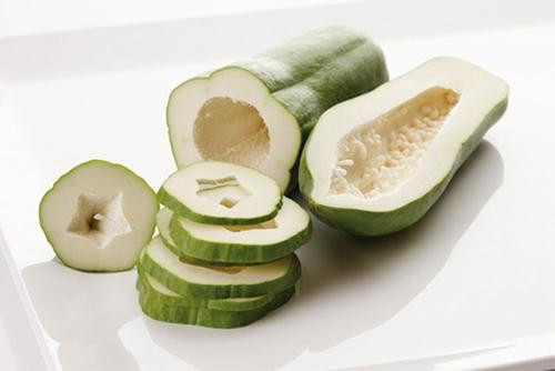 Rửa sạch đu đủ xanh, lột vỏ cắt thành miếng nhỏ, cho vào cối và nghiền bằng chày, sau đó đắp đu đủ đã được nghiền lên sẹo phỏng, 1 lần là 10 phút, thực hiện 4 lần/ ngày.