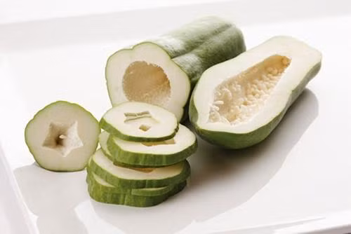 Rửa sạch đu đủ xanh, lột vỏ cắt thành miếng nhỏ, cho vào cối và nghiền bằng chày, sau đó đắp đu đủ đã được nghiền lên sẹo phỏng, 1 lần là 10 phút, thực hiện 4 lần/ ngày.