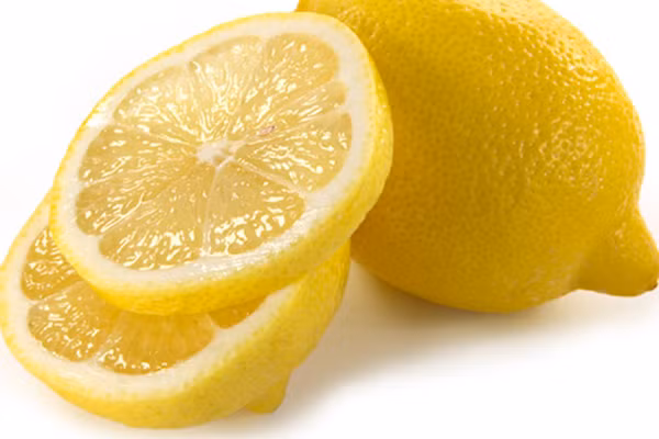 Nước cốt chanh. Nước cốt chanh đóng vai trò như một chất tẩy trắng tự nhiên, do đó chúng khá hiệu quả trong việc làm mờ những nốt sẹo thâm trên da. Cách thức trị sẹo thâm với nước cốt chanh như sau: vắt lấy nước cốt chanh rồi thấm nhẹ vào bông và chấm lên những nốt sẹo thâm trên da.