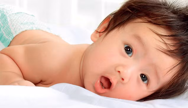 Có thể lau mát hạ sốt cho bé bằng nước ấm, tránh dùng nước quá lạnh hay nước quá nóng. Mẹ nên tăng cường các cữ bú cho bé trong ngày. Nếu bé không bú được, mẹ cần vắt sữa và cho bé ăn bằng thìa.