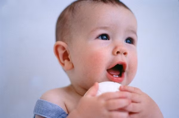 Hãy cho trẻ ngậm nướu có thể làm mát. Những chiếc ngậm nướu này có thể cho vào tủ lạnh nhưng không nên để lạnh quá vì sẽ phản tác dụng, làm lợi của bé đau hơn. Ngậm nướu mát sẽ giúp làm mềm lợi và tạo cảm giác dễ chịu hơn khi bé sốt.