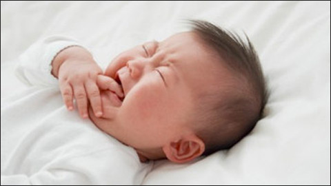 Uống thuốc theo đơn bác sĩ. Nếu bé sốt tới 38,5 độ C trở lên, bạn có thể dùng Paracetamol để hạ sốt, liều lượng 10-15 mg cho một kg cân nặng, cứ 4 giờ cho uống một lần. Nếu bé sốt nhẹ hơn thì không cần uống thuốc.