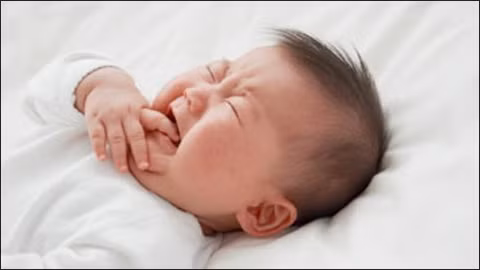 Uống thuốc theo đơn bác sĩ. Nếu bé sốt tới 38,5 độ C trở lên, bạn có thể dùng Paracetamol để hạ sốt, liều lượng 10-15 mg cho một kg cân nặng, cứ 4 giờ cho uống một lần. Nếu bé sốt nhẹ hơn thì không cần uống thuốc.