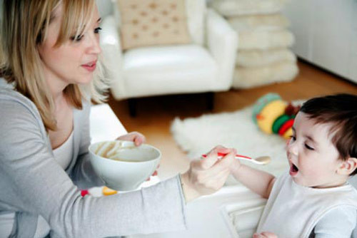 Không uống trước bữa ăn. Trước bữa ăn chính hai giờ thì không nên cho trẻ uống sữa tươi, cũng như các thức ăn lặt vặt khác vì có thể làm trẻ no và biếng ăn khi vào bữa. Chỉ nên cho trẻ uống sau bữa ăn từ 1-2 giờ.