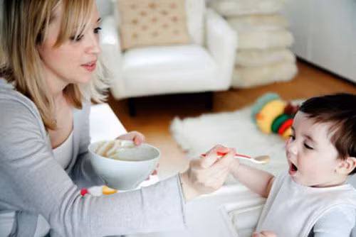 Không uống trước bữa ăn. Trước bữa ăn chính hai giờ thì không nên cho trẻ uống sữa tươi, cũng như các thức ăn lặt vặt khác vì có thể làm trẻ no và biếng ăn khi vào bữa. Chỉ nên cho trẻ uống sau bữa ăn từ 1-2 giờ.