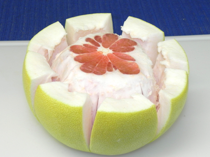 Vỏ bưởi. Giúp chống nắng, chống lão hóa, tẩy tế bào chết, trị viêm da. Nên dùng vỏ bưởi tươi massage trên da để hấp thu tinh dầu một cách trực tiếp.