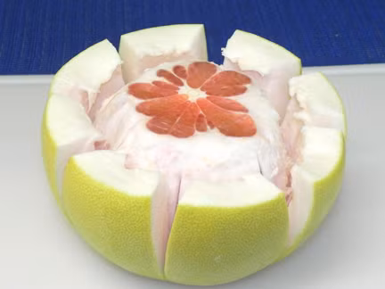 Vỏ bưởi. Giúp chống nắng, chống lão hóa, tẩy tế bào chết, trị viêm da. Nên dùng vỏ bưởi tươi massage trên da để hấp thu tinh dầu một cách trực tiếp.