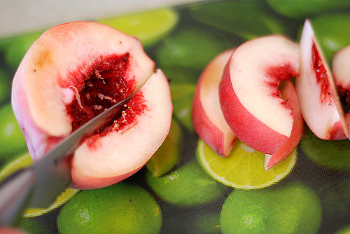 Da sạch bóng nhờ vỏ đào. Vỏ trái đào chín hoặc xanh đều có thể là loại kem tẩy tế bào chết cho da, giúp da thêm sáng bóng và tăng độ mịn màng. Bạn có thể đắp mặt nạ vỏ đào hoặc chỉ cần chà xát chúng trực tiếp lên da mặt kết hợp với động tác massage nhẹ nhàng. Làn da tối màu của bạn bỗng bừng sáng, lấy lại nét trẻ trung vốn có.