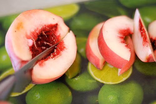 Da sạch bóng nhờ vỏ đào. Vỏ trái đào chín hoặc xanh đều có thể là loại kem tẩy tế bào chết cho da, giúp da thêm sáng bóng và tăng độ mịn màng. Bạn có thể đắp mặt nạ vỏ đào hoặc chỉ cần chà xát chúng trực tiếp lên da mặt kết hợp với động tác massage nhẹ nhàng. Làn da tối màu của bạn bỗng bừng sáng, lấy lại nét trẻ trung vốn có.