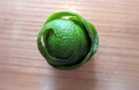 Vỏ cam, chanh tẩy tế bào chết. Sau khi sấy khô vỏ cam và chanh, bạn hãy nghiền chúng thành hỗn hợp bột mịn và cho vào chai. Sau đó, bạn có thể sử dụng bột này để chăm sóc da như một loại kem dưỡng ẩm và tẩy tế bào chết.