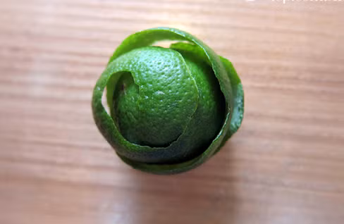 Vỏ cam, chanh tẩy tế bào chết. Sau khi sấy khô vỏ cam và chanh, bạn hãy nghiền chúng thành hỗn hợp bột mịn và cho vào chai. Sau đó, bạn có thể sử dụng bột này để chăm sóc da như một loại kem dưỡng ẩm và tẩy tế bào chết.