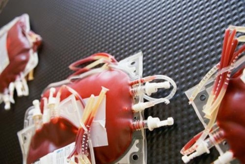 Truyền máu là tiếp nhận một lượng máu lớn vào cơ thể mình, do đó nếu bạn nhận máu của người nhiễm HIV, bạn chắc chắn bị lây nhiễm. Nước ta quy định các bệnh viện phải xét nghiệm và loại bỏ máu có HIV, sốt rét, giang mai, viêm gan…