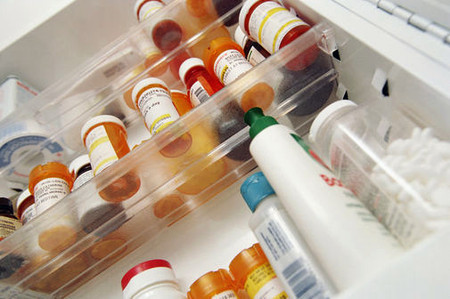 Điều kiện bảo quản thuốc. Nhiệt độ quá nóng hoặc quá lạnh sẽ làm giảm tác dụng của thuốc. Cần bảo quản thuốc ở nơi khô mát, tránh xa ánh nắng mặt trời. Ngoài ra cũng nên xem hạn sử dụng của thuốc.