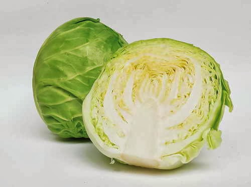 Xóa vết thâm: Bắp cải xay lấy nước rồi dùng bông cotton thấm nước bắp cải và lên những vùng da có đốm đen, sẹo mụn. Phương pháp này thích hợp với mọi loại da và bạn có thể áp dụng cho tới khi những vết tích trên da biến mất.