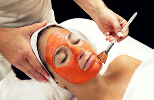 Chống lão hóa da. Trộn 1 muỗng cà phê dưa hấu với 1 muỗng cà phê bơ nghiền. Trong bơ rất giàu axit béo omega 3 giúp da đầy đặn. Vitamin C, E cũng là chất chống oxy hóa giúp phòng chống các dấu hiệu da chảy xệ, nhăn nheo. Thoa lên mặt trong 20 phút và rửa lại với nước ấm.