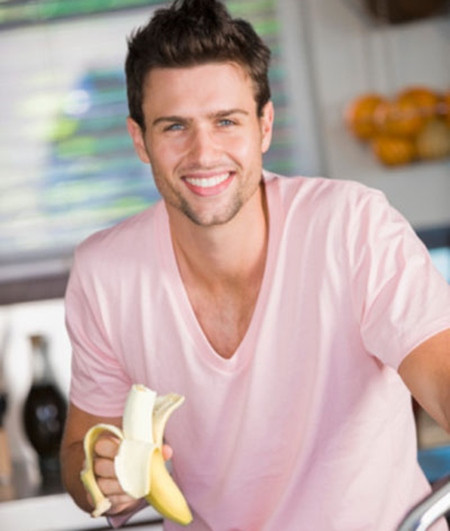 Chuối. Bạn hãy kiên trì ăn chuối trong vòng 2 tuần bạn sẽ thấy được kết quả rõ rệt. Chuối rất tốt cho hệ tiêu hóa và giúp đào thải các chất độc ra khỏi cơ thể. Đặc biệt chuối giúp giảm cân nhanh chóng và an toàn, bạn ăn chuối thay thế cho bữa sáng và đối với bữa trưa, bữa tối bạn có thể ăn uống thoải mái mà không cần lo lắng tăng cân.