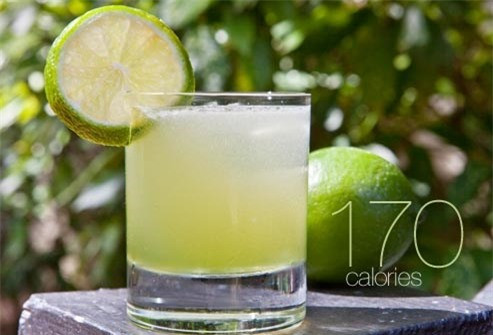 Uống nước chanh. Bạn hãy uống nước chanh mỗi ngày thay cho nước lọc. Tuy nhiên, nước chanh để uống hàng ngày này sẽ khác so với nước chanh được pha để giải khát. Bạn cần pha loãng nước chanh và không được cho đường. Khi thực hiện theo cách này, bạn vẫn có thể duy trì chế độ ăn hàng ngày và chỉ cần hạn chế ăn vặt.