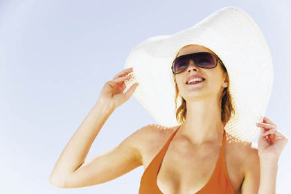 Tẩy da chết và vô tư đi nắng: Khi mới tẩy, bạn nên bảo vệ làn da mới lộ ra bằng cách dùng khẩu trang và bôi kem chống nắng khi ra ngoài. Nếu không, da sẽ bắt nắng và dễ bị sạm, lão hóa.