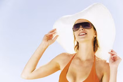 Tẩy da chết và vô tư đi nắng: Khi mới tẩy, bạn nên bảo vệ làn da mới lộ ra bằng cách dùng khẩu trang và bôi kem chống nắng khi ra ngoài. Nếu không, da sẽ bắt nắng và dễ bị sạm, lão hóa.