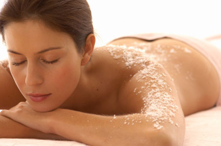 Áp dụng kem tẩy da chết ở mặt cho toàn thân. Mặt nạ tẩy da chết (face scrub) không đủ mạnh để loại bỏ da chết ở toàn thân, và ngược lại, kem tẩy da chết toàn thân quá mạnh so với vùng da mặt. Bạn nên tìm hiểu kỹ về các loại scrub trước khi áp dụng.