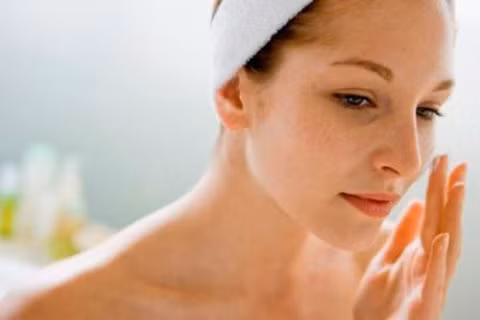 Tẩy da chết mà không làm ẩm da. Một số người có thói quen tẩy da chết trước khi bước chân vào bồn tắm. Một số người ngược lại. Sự thật thì khi tẩy da chết tại những phần da trên mặt, cổ, ngực… thì bạn nhất thiết phải làm ẩm da bằng nước ấm trước khi tẩy da chết. Tuy nhiên, khi tẩy da chết cho cơ thể, bạn có thể áp dụng phương pháp khô: chà xát cơ thể để làm bong hết các tế bào da chết trước tiên, sau đó mới tắm lại cho sạch bằng xà bông, để các dưỡng chất trong xà bông thấm vào da triệt để hơn.