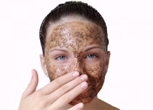 Tẩy ra nhiều “ghét” là kem tốt: Sau khi massage một lúc, thấy trên mặt ra nhiều ghét, một số người nghĩ rằng kem này xịn vì tẩy ra lượng tế bào chết lớn như vậy. Thực ra những thứ bạn thấy cũng chỉ là kem đã thay đổi trạng thái, vì lượng tế bào chết được lấy đi rất ít. Nhiều loại kem cao cấp có hạt rất mịn, gần giống sữa rửa mặt thường, cũng không tạo ghét nhưng vẫn tẩy da chết rất tốt.