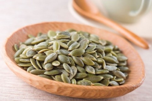 Chăm sóc da từ bên trong. Hạt bí ngô chứa nhiều chất béo đơn không bão hòa, magiê và kẽm, có tác dụng chống tổn thương tế bào do tia cực tím gây ra, giúp giảm sưng viêm, ngăn ngừa sẹo mụn trứng cá, duy trì collagen và tăng cường độ đàn hồi cho làn da. Bạn chỉ cần thường xuyên ăn hạt bí đỏ rang với dầu ôliu và một chút muối để giúp làn da luôn khỏe đẹp.