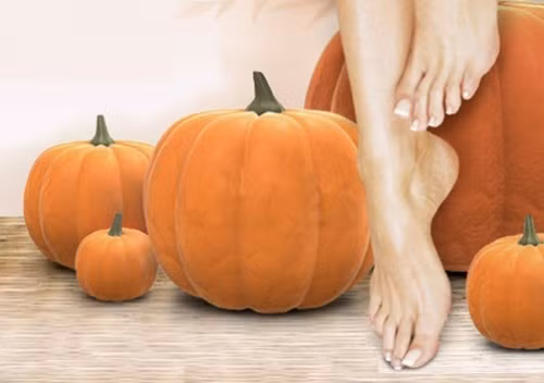 Trị gót chân nứt nẻ. Chỉ cần trộn đều ½ chén bí ngô xay nhuyễn, 1 quả trứng gà và ½ muỗng cà phê mật ong. Thoa hỗn hợp này lên bàn chân và gót chân bị khô nứt, lấy bao ni lông bọc bàn chân lại trong khoảng 15 phút, sau đó rửa lại bằng nước sạch.