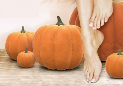 Trị gót chân nứt nẻ. Chỉ cần trộn đều ½ chén bí ngô xay nhuyễn, 1 quả trứng gà và ½ muỗng cà phê mật ong. Thoa hỗn hợp này lên bàn chân và gót chân bị khô nứt, lấy bao ni lông bọc bàn chân lại trong khoảng 15 phút, sau đó rửa lại bằng nước sạch.