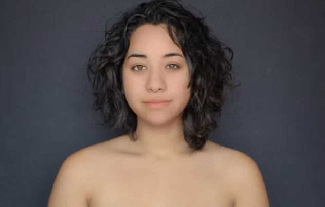 Anh. Da hồng sáng màu trái đào, đôi mắt màu hạt dẻ.