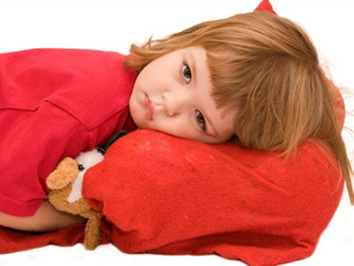 Để phòng bệnh tiêu chảy cho trẻ, phụ huynh cần cho trẻ ăn chín, uống sôi. Các thực phẩm là đồ tươi được bảo quản cẩn thận, tránh ôi thiu, không để ruồi nhặng đậu vào. Khi chế biến thức ăn cho trẻ, cần tuyệt đối nấu chín, hạn chế cho trẻ ăn đồ bán sẵn ngoài đường, vỉa hè. Với trẻ lớn, cần tập thói quen rửa tay sạch bằng xà bông diệt khuẩn sau khi đi vệ sinh, trước khi ăn uống; với trẻ nhỏ, mẹ và người lớn trong nhà cũng phải rửa tay sạch sẽ khi chăm sóc.