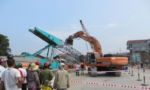 Dang thi cong bi dut cap can cau roi de chet nguoi di duong