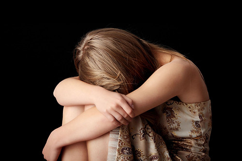 Nếu vì một vấn đề nào đó mà bạn bị stress cao độ hoặc trầm cảm trong một thời gian dài thì nó có thể khiến các lớp lót bên trong tử cung trở nên mỏng hơn. Mà bạn biết đấy, lớp lót bên trong tử cung càng mỏng sẽ càng khiến quá trình phát tán những bức tường ở nội mạc tử cung trở nên chậm chễ. Và sự trì hoãn này sẽ làm cho máu dễ bị ôxi hóa và màu nguyệt san có thể dễ dàng bị đổi màu bất thường.