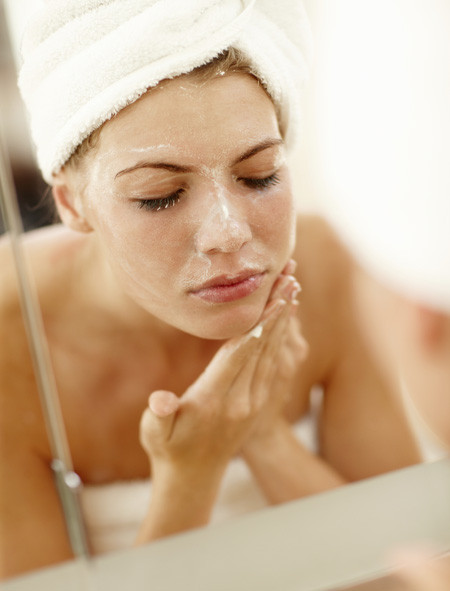 Bước 2: Rửa mặt một lần nữa với sữa rửa mặt. Phụ nữ Hàn tin rằng, công thức "double cleanse" sẽ giúp da sạch sẽ tuyệt đối.