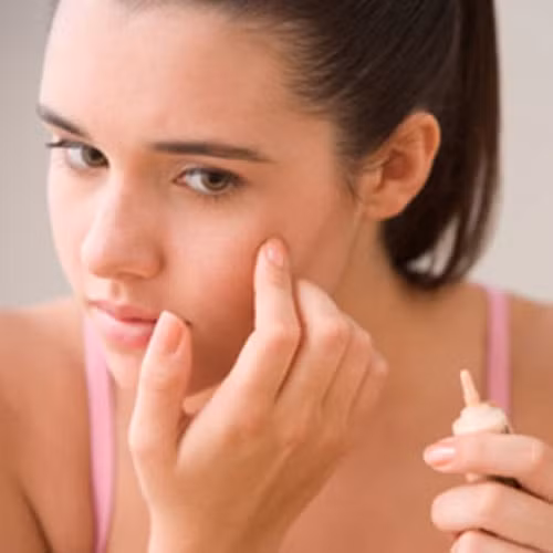 Dùng thuốc vô tội vạ. Khi bị mụn, chúng mình tin rằng dùng thuốc càng liên tục thì càng nhanh khỏi. Trên thực tế thì việc dùng thuốc cần có ý kiến của bác sĩ, và nếu dùng với liều lượng thấp vừa đủ thì thuốc sẽ có tác dụng hết, sau đó tăng liều lượng dần dần để theo dõi các phản ứng phụ. Hơn nữa, cách này cũng giúp bạn tiết kiệm được khá nhiều về tài chính.