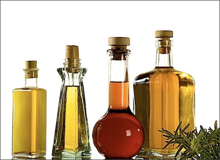 Đặc biệt, theo các chuyên gia dinh dưỡng, mỗi gia đình nên có 2 loại dầu ăn trong bếp: một loại chuyên dùng cho các món xào, trộn dầu dấm, salat, nấu canh hoặc ướp thịt, cá… như dầu đậu nành, dầu ô-liu; loại còn lại là dầu ăn dùng cho các món chiên, rán ở nhiệt độ cao như các loại dầu cooking, dầu chiên rán chuyên dụng.