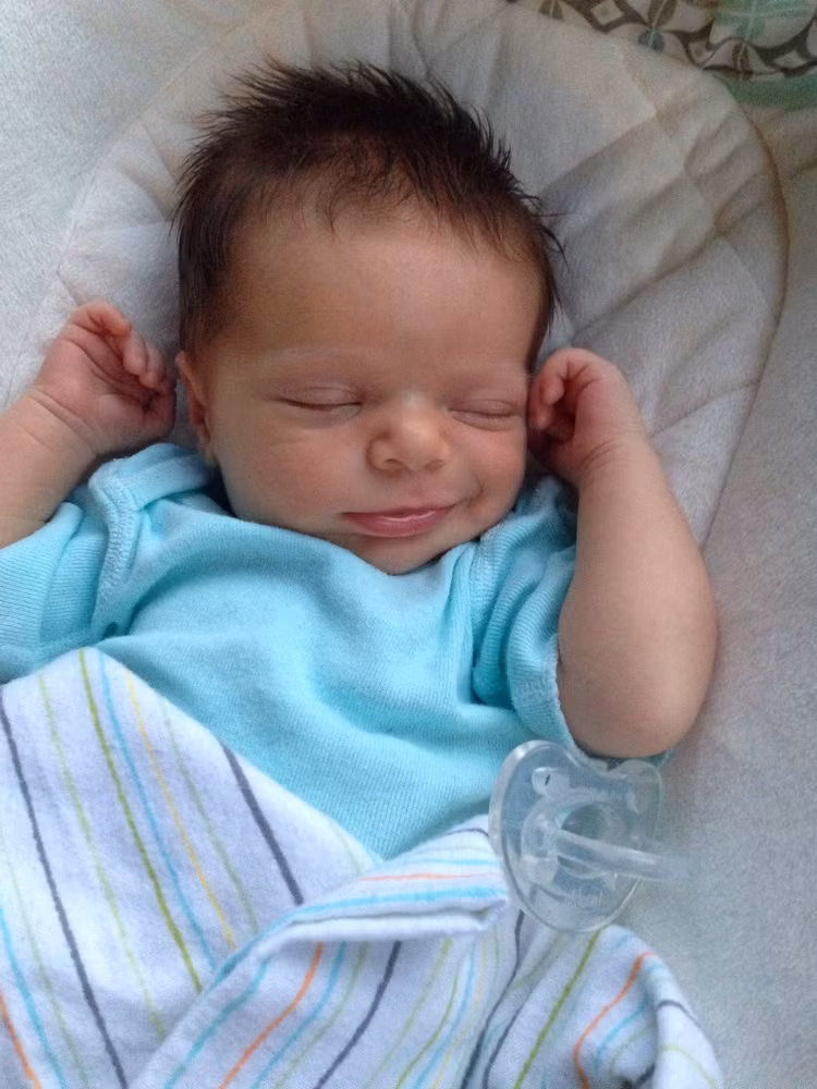 Nụ cười chiến thắng ngay kể cả lúc ngủ.