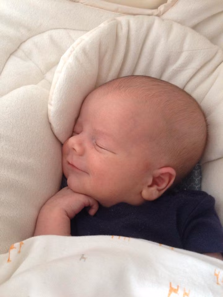 Có vẻ em bé này đang rất trầm tư!