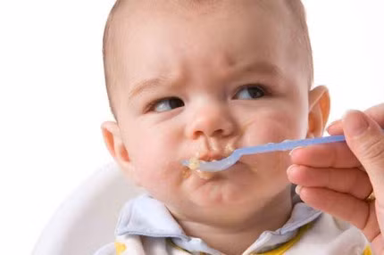 Còn nếu người lớn lại “nhá” rồi mới đút cho trẻ, trẻ chỉ việc nuốt thì quả thật đã tước đi cơ hội nhai của trẻ, làm giảm tiết nước bọt và khiến cho cơ nhai và răng không còn cơ hội rèn luyện. Lâu dần, sẽ ảnh hưởng không tốt đến sự ăn uống và công năng tiêu hóa của trẻ.