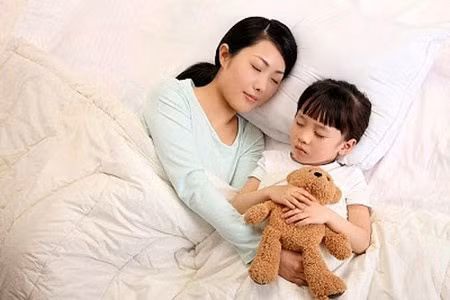 Chăm sóc trẻ quá kỹ. Đây là lỗi mà dường như bà mẹ Việt nào cũng mắc. Nhiều bà mẹ không cho con đi chân đất, không cho con ra ngoài nắng, không cho con đi đâu ngoài phạm vi căn phòng nhỏ hẹp vì sợ con ngã, sợ con gặp nguy hiểm, sợ gió, sợ nắng…