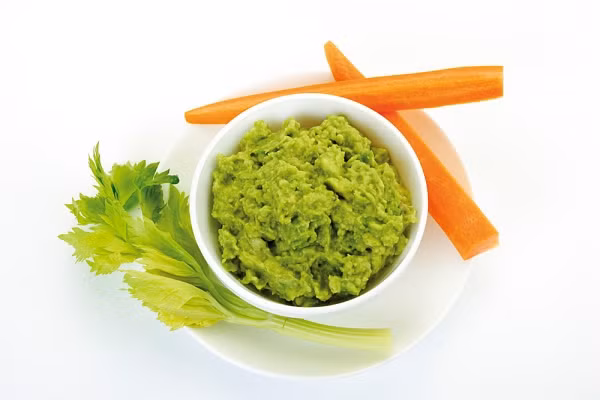 Cho con ăn đồ ăn xay nhuyễn. Có nhiều bé đã lớn rồi nhưng các mẹ vẫn xay thức ăn thật nhuyễn cho con như: trộn tất cả đồ ăn rồi xay cho con. Điều đó tưởng chừng tốt cho dạ dày của bé, nhưng vô tình làm cho con bạn mất khả năng cảm nhận hương vị của các món ăn, vì thức ăn đưa vào miệng là con nuốt chửng luôn, lâu đần khiến bé nhanh chán và biếng ăn.