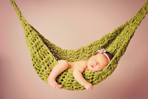 Đung đưa võng cho con ngủ. Không thể phủ nhận rằng những hành động rung lắc khiến bé cảm thấy thư thái dễ chịu đi vào giấc ngủ. Tuy nhiên điều này lại vô cùng nguy hiểm tới sức khỏe, tính mạng của bé. Hành động này khiến não của bé dễ bị tổn thương.