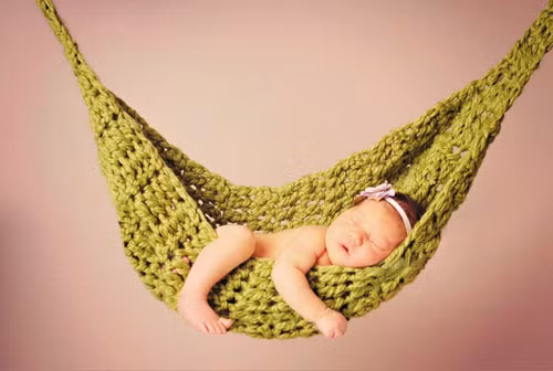 Đung đưa võng cho con ngủ. Không thể phủ nhận rằng những hành động rung lắc khiến bé cảm thấy thư thái dễ chịu đi vào giấc ngủ. Tuy nhiên điều này lại vô cùng nguy hiểm tới sức khỏe, tính mạng của bé. Hành động này khiến não của bé dễ bị tổn thương.