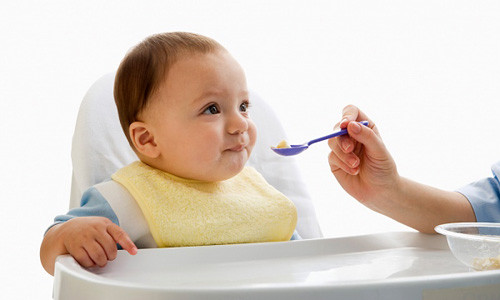 Bắt con ăn dặm quá sớm. Không ít mẹ cho rằng, trẻ từ 4 tháng tuổi cần phải cho ăn dặm để “có hồ, có bột” cho cứng cáp. Nhưng thực chất, với trẻ 4 tháng tuổi có nhất thiết phải cho ăn dặm? Điều đầu tiên cần khẳng định rằng, sữa mẹ cho tới khi trẻ được 6 tháng tuổi vẫn có đầy đủ dưỡng chất nuôi trẻ. Tuy nhiên, có những trẻ phàm ăn, 4 tháng tuổi có thể ăn dặm được nhưng không ít trẻ 4 tháng tuổi vẫn chưa thích ứng được với cách ăn này.