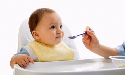 Bắt con ăn dặm quá sớm. Không ít mẹ cho rằng, trẻ từ 4 tháng tuổi cần phải cho ăn dặm để “có hồ, có bột” cho cứng cáp. Nhưng thực chất, với trẻ 4 tháng tuổi có nhất thiết phải cho ăn dặm? Điều đầu tiên cần khẳng định rằng, sữa mẹ cho tới khi trẻ được 6 tháng tuổi vẫn có đầy đủ dưỡng chất nuôi trẻ. Tuy nhiên, có những trẻ phàm ăn, 4 tháng tuổi có thể ăn dặm được nhưng không ít trẻ 4 tháng tuổi vẫn chưa thích ứng được với cách ăn này.