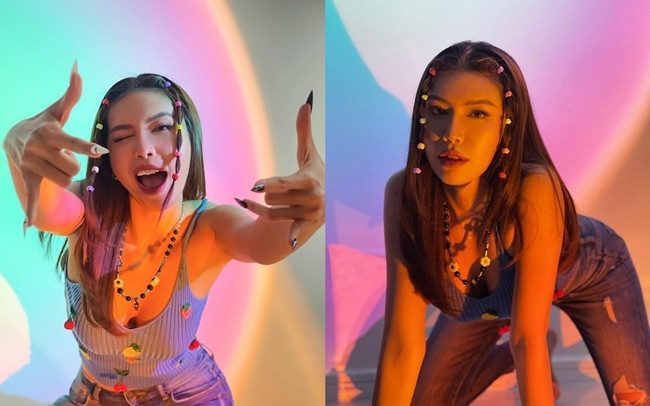 Trong một shoot ảnh khác, Minh Tú lại hóa thân thành cô nàng nhí nhảnh trong sắc tím. Kiểu tóc độc đáo cùng cá phụ kiện đáng yêu như vòng cổ hay họa tiết trên áo góp phần tăng thêm vẻ ngọt ngào người đẹp.