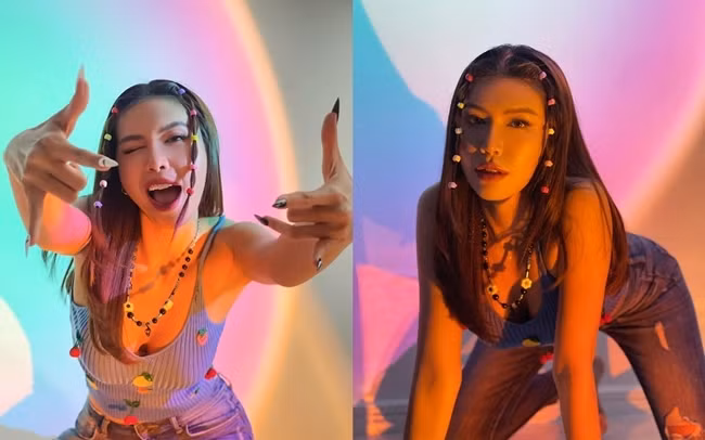 Trong một shoot ảnh khác, Minh Tú lại hóa thân thành cô nàng nhí nhảnh trong sắc tím. Kiểu tóc độc đáo cùng cá phụ kiện đáng yêu như vòng cổ hay họa tiết trên áo góp phần tăng thêm vẻ ngọt ngào người đẹp.