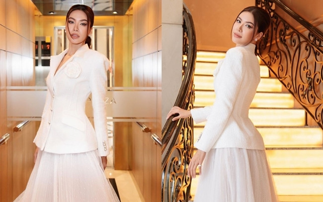 Thỉnh thoảng Minh Tú cũng chiều lòng người hâm mộ khi thả dáng trong những mẫu váy điệu đà, thướt tha. Minh Tú sang chảnh, kiêu sa khi diện váy midi với thiết kế bồng bềnh được phối cùng blazer tiệp màu trắng tinh khôi,…