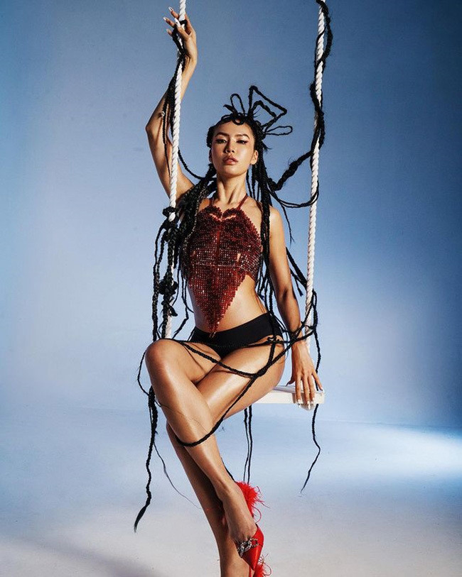 Người hâm mộ được nhiều phen đã mắt với hình thể nóng bỏng và quyến rũ của siêu mẫu. Trong tạo hình của Bạch Cốt Tinh nhân ngày Halloween, Minh Tú khoe cặp chân thon dài cùng làn da ngăm cuốn hút…